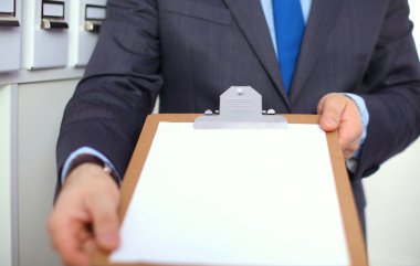 Dosya klasörleri, arka planda raflarda duran