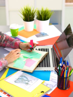 designer Resepsiyon Dijital dönüştürücü kullanarak ofisinde çalışan