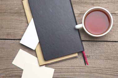 Ahşap Ofis Masası kalem, defter ve çay Kupası ile boş kartvizit