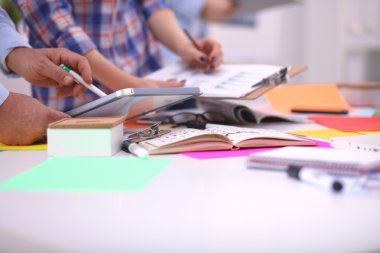 Close-Up üç genç yaratıcı tasarımcılar birlikte proje üzerinde çalışıyor. Takım çalışması