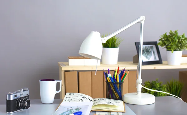 Table de designer avec lui couché sur les instruments et la caméra — Photo