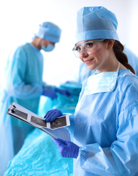 Equipo de cirujanos uniformados realiza la operación a un paciente en la clínica de cirugía cardíaca —  Fotos de Stock