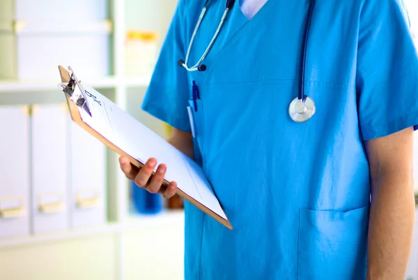 Närbild porträtt av en läkare med stetoskop holding mapp — Stockfoto