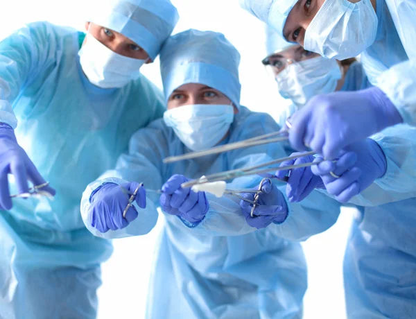 Equipe de cirurgião em uniforme realizar operação em um paciente na clínica de cirurgia cardíaca — Fotografia de Stock