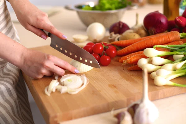 Jovem Cozinhar na cozinha. Alimentos saudáveis — Fotografia de Stock