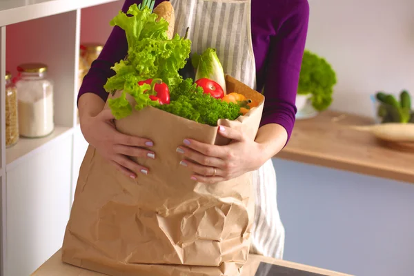 果物や野菜の完全紙の買い物袋を保持している健康な肯定的な幸せな女 — ストック写真