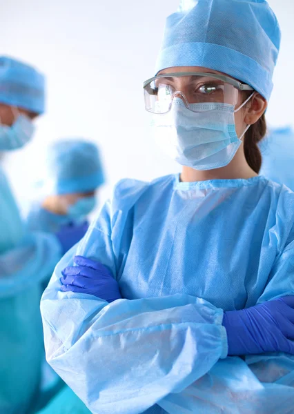 Equipe de cirurgião em uniforme realizar operação em um paciente na clínica de cirurgia cardíaca — Fotografia de Stock