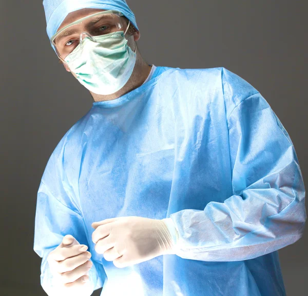 Cirujano en uniforme de primer plano listo para el paso — Foto de Stock