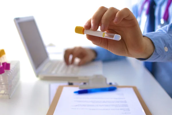 Doutor no trabalho, close de médico masculino digitando em um laptop — Fotografia de Stock