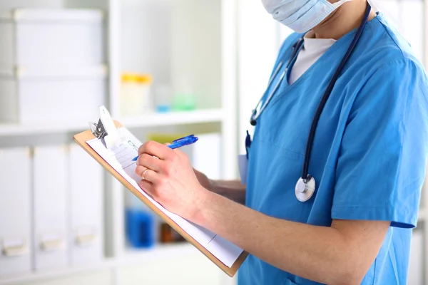 Portrait rapproché d'un médecin avec dossier de maintien du stéthoscope — Photo