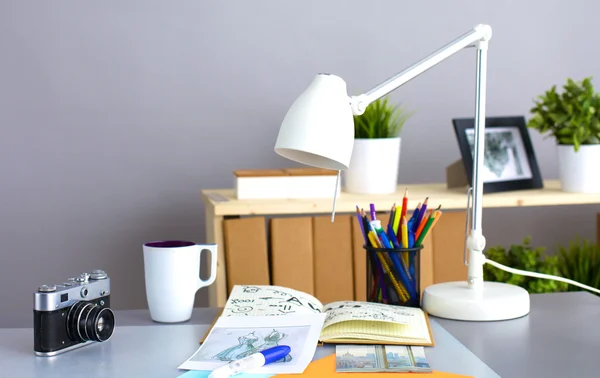 Table de designer avec lui couché sur les instruments et la caméra — Photo