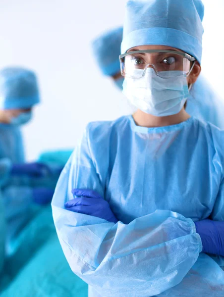 Equipe de cirurgião em uniforme realizar operação em um paciente na clínica de cirurgia cardíaca — Fotografia de Stock