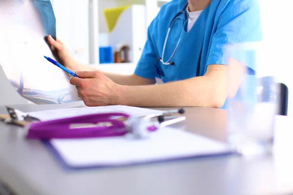 Närbild porträtt av en läkare med stetoskop holding mapp — Stockfoto