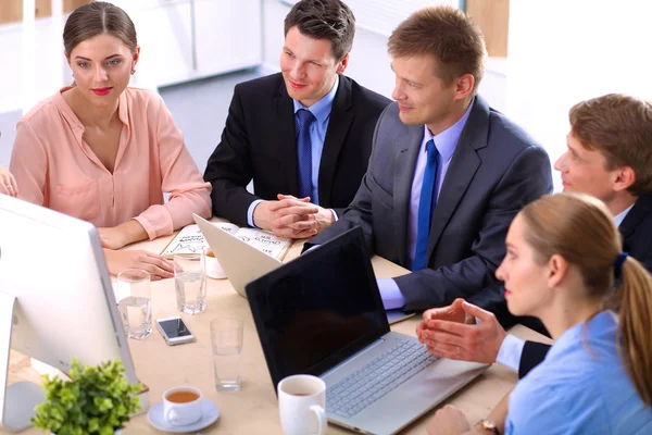Affärsmöte - manager diskuterar arbetet med kollegorna — Stockfoto