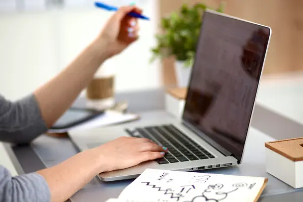 Junge Geschäftsfrau arbeitet an einem Laptop — Stockfoto