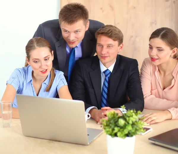 Geschäftstreffen - Manager bespricht Arbeit mit Kollegen — Stockfoto