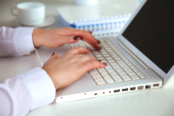 Young businesswoman working on a laptop — Stock Photo, Image