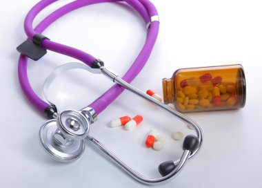 Beyaz arka plan üzerinde izole hapları ile sağlık stetoskop