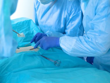takım cerrah üniformalı bir hastanın kalp cerrahisi kliniğinde işlemi gerçekleştirmek