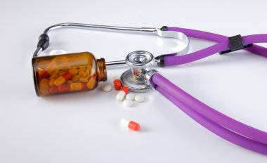 Beyaz arka plan üzerinde izole hapları ile sağlık stetoskop