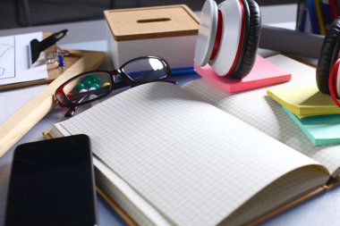 Küçük kumbara para koyarak işadamı