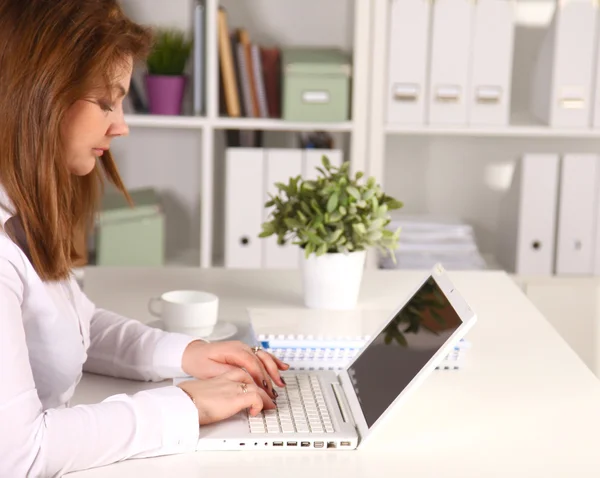 Jovem empresária trabalhando em um laptop — Fotografia de Stock