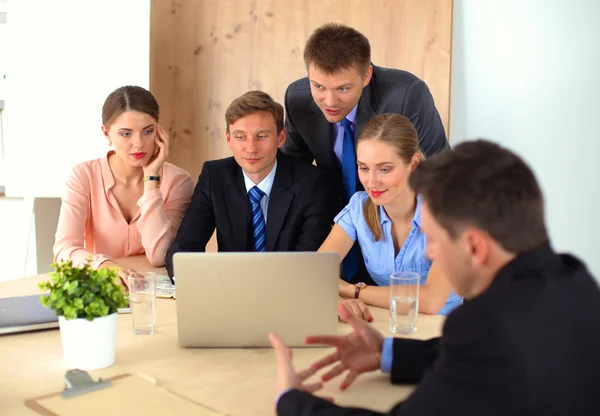 Деловая встреча - менеджер обсуждает работу со своими коллегами — стоковое фото