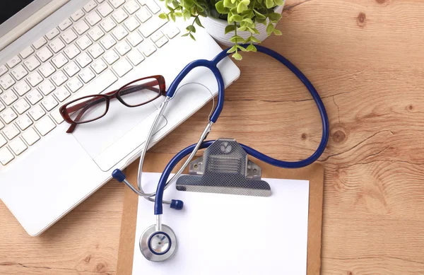 Stethoscope on laptop keyboard. Concept 3D image — Stock Photo, Image