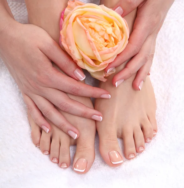 Foto primo piano di una bella piedi femminili con pedicure — Foto Stock