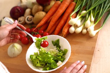 Genç kadın mutfakta yemek pişiriyor. Sağlıklı Yemek