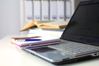 Ofis Masaları boş not defteri ve dizüstü bilgisayar ile 