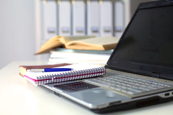 Tabulka Office s prázdný Poznámkový blok a laptop — Stock fotografie