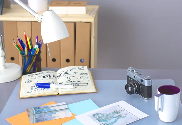 Mesa de diseño con él acostado en los instrumentos y la cámara —  Fotos de Stock