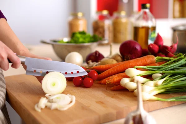 Jovem Cozinhar na cozinha. Alimentos saudáveis — Fotografia de Stock