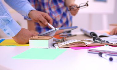 Close-Up üç genç yaratıcı tasarımcılar birlikte proje üzerinde çalışıyor. Takım çalışması