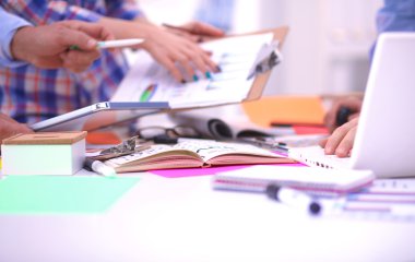 Close-Up üç genç yaratıcı tasarımcılar birlikte proje üzerinde çalışıyor. Takım çalışması