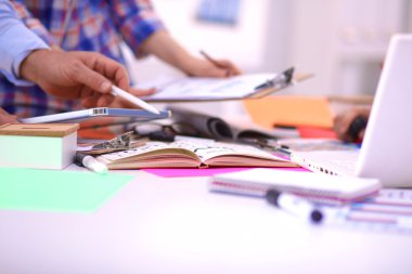 Close-Up üç genç yaratıcı tasarımcılar birlikte proje üzerinde çalışıyor. Takım çalışması