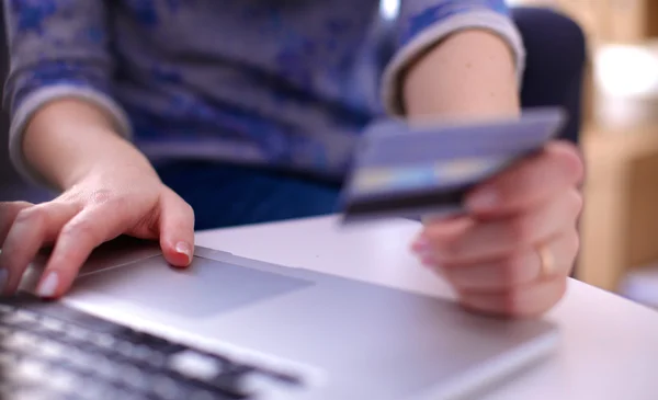 Joven empresaria trabajando en un portátil — Foto de Stock