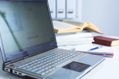 Ofis Masaları boş not defteri ve dizüstü bilgisayar ile