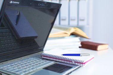 Ofis Masaları boş not defteri ve dizüstü bilgisayar ile
