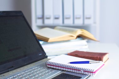 Ofis Masaları boş not defteri ve dizüstü bilgisayar ile