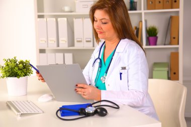 Dosya klasörleri, arka planda raflarda duran