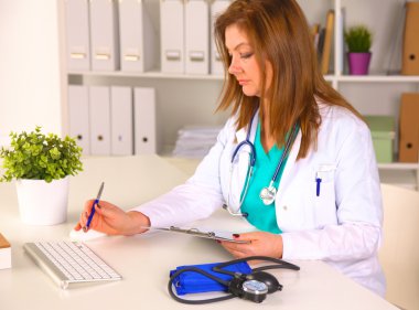 Dosya klasörleri, arka planda raflarda duran