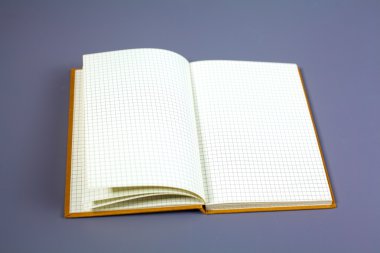 Ofis Masaları boş not defteri ve dizüstü bilgisayar ile