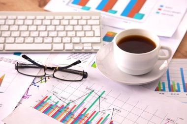 Ofis Masaları boş not defteri ve dizüstü bilgisayar ile