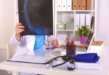 Dosya klasörleri, arka planda raflarda duran