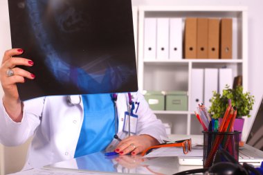 Dosya klasörleri, arka planda raflarda duran