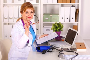 Dosya klasörleri, arka planda raflarda duran