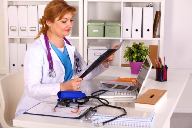 Dosya klasörleri, arka planda raflarda duran