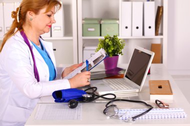 Dosya klasörleri, arka planda raflarda duran